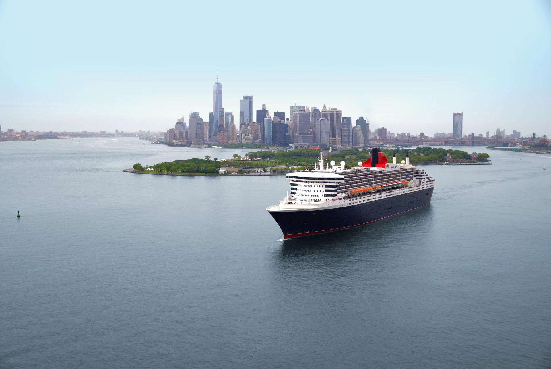 QM2 in New York 20181webp_1920